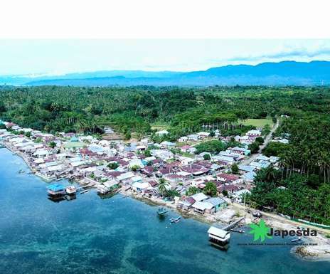 Pandangan udara Desa Uwedikan di tepi pantai, terletak di Kecamatan Luwuk Timur, Kabupaten Banggai