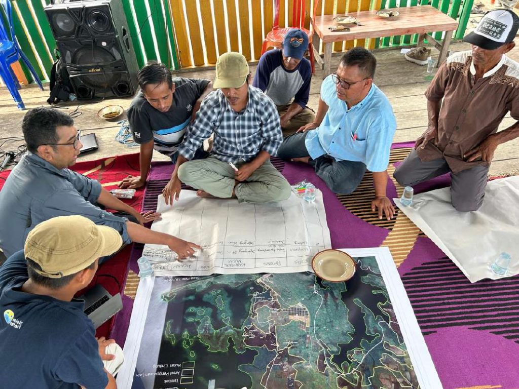Diskusi tentang pengakuan dan pengelolaan hutan mangrove berkelanjutan melalui skema perhutanan sosial di Desa Uwedikan, Kabupaten Banggai.