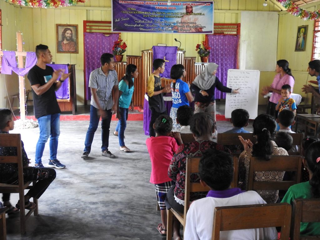 Anak-anak di Desa Masihulan mengikuti sesi edukasi usai ibadah di gereja
