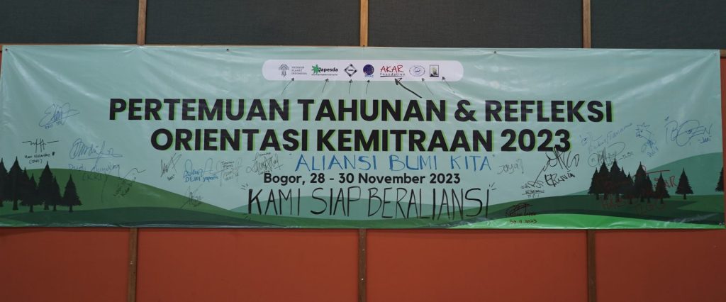 Banner komitmen pendirian Aliansi BUMI KITA 2023 dengan tanda tangan seluruh peserta.