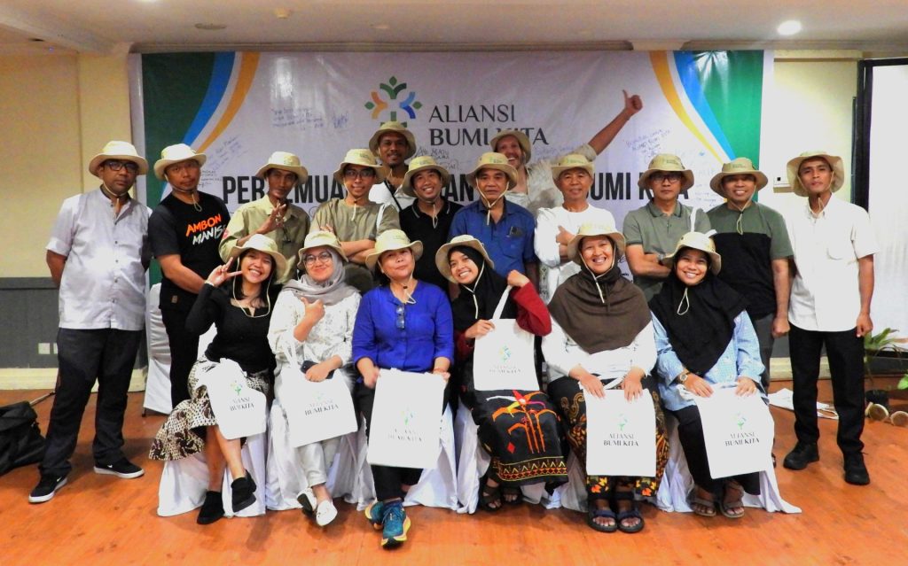 Foto bersama peserta pertemuan Aliansi BUMI KITA 2024 di Lombok, Nusa Tenggara Barat.
